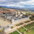 Mănăstirea Regală El Escorial domină Sierra de Guadarrama prin liniile sale perfecte, evocând viziunea regelui Filip al II-lea și măreția Renașterii spaniole.