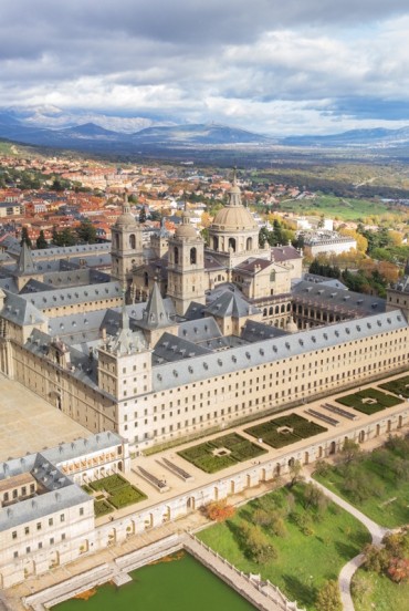 Mănăstirea Regală El Escorial domină Sierra de Guadarrama prin liniile sale perfecte, evocând viziunea regelui Filip al II-lea și măreția Renașterii spaniole.