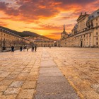 Mănăstirea Regală San Lorenzo de El Escorial, inclusă în Patrimoniul Mondial UNESCO, strălucește la apus, evidențiind sobrietatea stilului herrerian și marele proiect al regelui Filip al II-lea.
