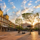 Plaza Mayor din Segovia strălucește la apus, unde arcadele istorice, clădirile elegante și copacii conturează una dintre cele mai autentice și fermecătoare piețe din Castilia.