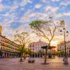 Între arcade istorice și fațade elegante, Plaza Mayor din Segovia întâmpină vizitatorii într-o atmosferă atemporală, pusă în valoare de lumina caldă a apusului.
