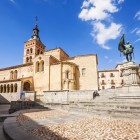 Plaza Mayor din Segovia reunește Biserica romanică San Martín și statuia lui Juan Bravo, formând unul dintre cele mai elegante colțuri ale orașului, unde arhitectura istorică păstrează secole de moștenire castiliană.