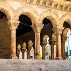 Elegantele arcade romanice ale Bisericii San Martín din Segovia evidențiază capiteluri fin sculptate și coloane zvelte, o remarcabilă capodoperă a arhitecturii medievale castiliene.