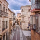 Străzile vechi ale centrului istoric din Salamanca păstrează farmecul orașului medieval. Clădirile din piatră, balcoanele din fier forjat și perspectivele elegante evocă secole de istorie urbană.