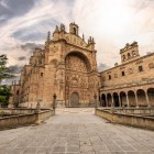 Biserica Mănăstirii Santo Esteban este o capodoperă a stilului plateresc spaniol. Fațada renascentistă bogat sculptată o transformă într-un reper al orașului Salamanca.