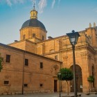 Biserica La Clerecía este unul dintre cele mai reprezentative exemple ale barocului spaniol din Salamanca. Cupola impunătoare și fațada elegantă reflectă prestigiul fostului Colegiu Regal al Companiei lui Isus.