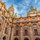Claustrul Universității Pontificale din Salamanca îmbină eleganța barocă cu armonia renascentistă. Arcadele, coloanele și marea cupolă pun în valoare unul dintre cele mai prestigioase ansambluri academice din Spania.