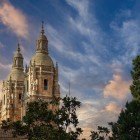 Turnurile-clopotniță baroce ale Bisericii La Clerecía domină panorama orașului Salamanca. Construită pentru Compania lui Isus, biserica este un simbol al barocului spaniol.