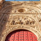 Portada de Ramos a Catedralei Noi din Salamanca înfățișează intrarea lui Isus în Ierusalim. Bogata decorație sculptată în stil renascentist transformă acest portal într-una dintre capodoperele artistice ale orașului.