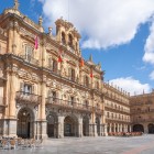 Fațada barocă a Primăriei din Salamanca domină Plaza Mayor prin succesiunea elegantă de arcade, balcoane și decorațiuni sculptate. Un exemplu desăvârșit al eleganței monumentale a orașului.