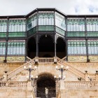 Fațada din fier și sticlă a Casei Lis este un reper al stilului Art Nouveau din Salamanca. Vitraliile elegante și structura metalică îi definesc eleganța și originalitatea.