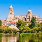 Catedrala Nouă din Salamanca domină panorama orașului, cu turnurile sale elegante reflectate în apele râului Tormes. O capodoperă ce îmbină stilurile gotic și baroc, păstrând vie istoria seculară a Spaniei.