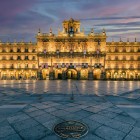 Plaza Mayor din Salamanca este una dintre capodoperele barocului spaniol. Porticurile arcuite, fațadele din piatră aurie și proporțiile armonioase îi definesc eleganța arhitecturală.