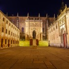 Patio de Escuelas din Salamanca conduce către istorica Universitate, una dintre cele mai vechi din Europa. Fațada sa monumentală în stil plateresc reflectă secole de prestigiu academic și artistic.