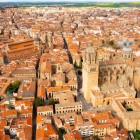 Privit de sus, centrul istoric al orașului Salamanca își dezvăluie armonia urbană. Catedrala Nouă și Catedrala Veche domină un ansamblu medieval inclus în Patrimoniul Mondial UNESCO.
