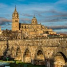 Podul Roman peste râul Tormes conduce către Catedrala Nouă și Catedrala Veche din Salamanca. Construit în epoca romană, este unul dintre cele mai reprezentative monumente istorice ale orașului.