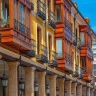 Porticurile de pe Calle Mayor din Palencia invită la plimbare printre coloane elegante și istorice galerii vitrate. Un rafinat exemplu de arhitectură urbană ce caracterizează centrul istoric al orașului.