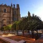 Catedrala Adormirea Maicii Domnului domină una dintre cele mai pitorești piețe din Plasencia. Fațada gotică, îmbogățită cu elemente renascentiste, reflectă prestigiul istoric al orașului.