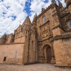 Catedrala Adormirea Maicii Domnului din Plasencia evidențiază eleganța goticului spaniol. Contraforții impunători, arcele zvelte și detaliile fin sculptate îi subliniază caracterul monumental.
