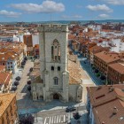 Biserica San Miguel domină piața cu același nume prin elegantul său turn-clopotniță din piatră. Arhitectura sa romanică târzie și gotică timpurie reflectă originile medievale ale orașului Plasencia.