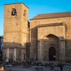 Biserica San Nicolás din Plasencia păstrează farmecul arhitecturii romano-gotice. Turnul-clopotniță masiv, portalul sobru și piatra locală evocă originile medievale ale orașului.