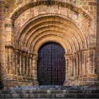 Portalul romanic al Bisericii San Nicolás din Plasencia se remarcă prin arhivoltele concentrice adânci și capitelurile fin sculptate. Un valoros exemplu al arhitecturii medievale din Extremadura.