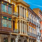 Fațadele elegante de pe Calle Mayor din Palencia păstrează farmecul arhitecturii secolului al XIX-lea. Galeriile sale vitrate caracteristice luminează una dintre cele mai emblematice străzi istorice ale orașului.