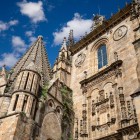 Claustrul gotic al Catedralei din Plasencia, în Extremadura, impresionează prin bolțile elegante și vitraliile ample care luminează armonios spațiile istorice.