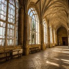 Claustrul gotic al Catedralei din Plasencia, în Extremadura, impresionează prin bolțile elegante și vitraliile ample care luminează armonios spațiile istorice.