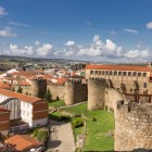 Zidurile medievale ale Plasenciei înconjoară unul dintre cele mai bine conservate centre istorice din Extremadura. Din turnuri se deschide o priveliște deosebită asupra orașului și a vechilor sale cartiere.