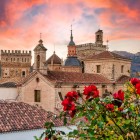 Mănăstirea Regală Santa María de Guadalupe domină orașul istoric prin turnurile și acoperișurile sale, sit UNESCO în inima provinciei Cáceres, Extremadura.