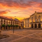Plaza Mayor din Palencia, amenajată în secolul al XVII-lea, reprezintă inima istorică a orașului. Arcadele, monumentul dedicat lui Alonso Berruguete și eleganta Primărie îi definesc armonia arhitecturală.