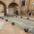 Poarta istorică a orașului se deschide spre Plaza Santa Lucía, unul dintre cele mai autentice colțuri din Plasencia, unde arcadele din piatră și zidurile vechi evocă trecutul medieval.