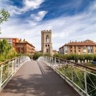 Podul pietonal conduce spre centrul istoric al orașului Plasencia și Biserica San Miguel, printre ziduri medievale și străduțe pline de farmec. O intrare pitorească în inima istorică a Extremadurii.