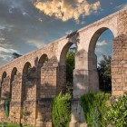 Apeductul San Antón a fost construit în secolul al XVI-lea pentru alimentarea cu apă a orașului Plasencia. Arcadele sale elegante din granit îl transformă într-unul dintre cele mai reprezentative monumente istorice ale Extremadurii.