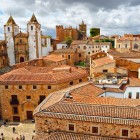 Deasupra acoperișurilor din țiglă ale centrului vechi din Cáceres se înalță Co-Catedrala Santa María și vechile turnuri nobiliare, simboluri ale orașului UNESCO din Extremadura.