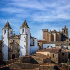 Turnurile Co-Catedralei Santa María și palatele istorice domină centrul vechi din Cáceres, sit UNESCO și unul dintre cele mai bine conservate ansambluri medievale din Spania.