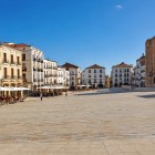 Plaza Mayor din Cáceres se deschide amplă și luminoasă, mărginită de clădiri cu arcade și dominată de Torre de Bujaco, simbol medieval al centrului istoric UNESCO din Extremadura.