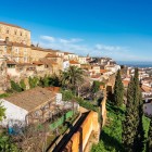 Vechiul cartier evreiesc Judería Vieja din Cáceres se întinde pe versant, printre case albe, ziduri de piatră și grădini terasate ce dezvăluie sufletul autentic al Extremadurei.