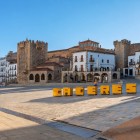 Plaza Mayor din Cáceres oferă o priveliște spre Torre de Bujaco și zidurile vechi, poarta de acces către centrul istoric UNESCO, în inima Extremadurei spaniole.