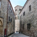 O stradă îngustă și pavată din centrul istoric al orașului Trujillo trece pe lângă palate nobiliare din piatră și portaluri sculptate, conducând privirea spre turnul romanic Santa María la Mayor.