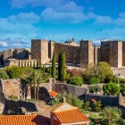 Castelul din Trujillo domină orașul prin structura sa impunătoare de origine islamică, marcată de turnuri pătrate, ziduri crenelate și bastioane care păstrează vechiul sistem defensiv.