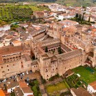 Mănăstirea Regală Santa María de Guadalupe domină localitatea Guadalupe prin turnuri fortificate, claustre și structuri care îmbină arhitectura gotică, mudéjar, renascentistă și barocă.