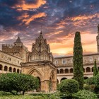 Claustrul Miracolelor al Mănăstirii Guadalupe adăpostește un rafinat pavilion mudéjar, încadrat de arcade suprapuse și de o grădină liniștită și retrasă.