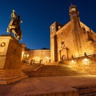 Lumina serii învăluie Plaza Mayor din Trujillo, unde statuia ecvestră a lui Francisco Pizarro se alătură Bisericii San Martín și arhitecturii istorice iluminate.