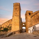 Puerta de Santiago oferă acces către centrul medieval din Trujillo printr-un pasaj arcuit, flancat de turnuri solide din piatră care aparțin vechii incinte defensiv
