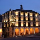 Palacio de la Conquista domină o latură a Plaza Mayor din Trujillo prin fațada renascentistă, balconul plateresc de colț și impunătoarea stemă sculptată a familiei Pizarro.