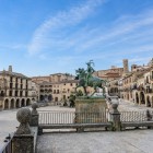 În inima Plaza Mayor din Trujillo, statuia ecvestră a lui Francisco Pizarro, cuceritorul statului incaș din Peru, domină arcadele și palatele renascentiste ale orașului.