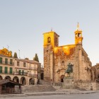 O vedere panoramică surprinde Plaza Mayor din Trujillo, în Extremadura, dominată de Biserica San Martín și încadrată de arcade și palate renascentiste din secolele XV și XVI.