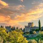 Orașul Trujillo se întinde în peisajul Extremadurei, dominat de castelul de origine islamică, cu ziduri defensive solide, turnuri crenelate și vechi drumuri de strajă.